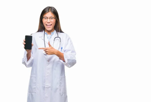 Jovem Asiático Médico Mulher Segurando Smartphone Sobre Isolado Fundo Muito — Fotografia de Stock