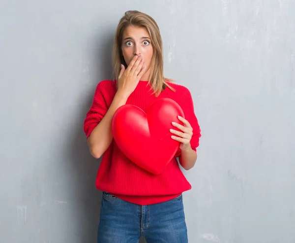 Schöne Junge Frau Über Grunge Graue Wand Mit Rotem Herz — Stockfoto