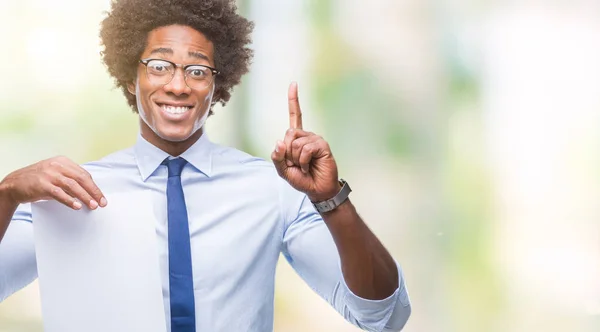 Afro Amerikansk Man Håller Tomt Papper Avtala Över Isolerade Bakgrund — Stockfoto