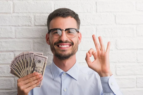 Homem Negócios Jovem Hipster Segurando Dólares Fazendo Sinal Com Dedos — Fotografia de Stock