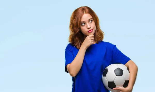 Junge Schöne Frau Über Isolierten Hintergrund Hält Fußball Ball Ernstes — Stockfoto