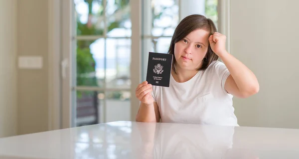 Syndrome Kobieta Domu Paszportem Usa Zły Zdenerwowany Krzyczy Gniewu Szalony — Zdjęcie stockowe