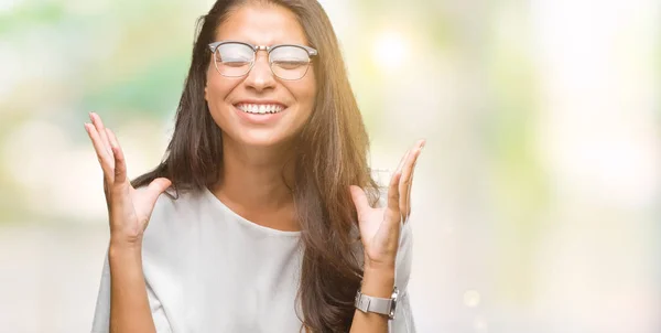 Giovane Bella Araba Donna Indossa Occhiali Sfondo Isolato Celebrando Pazzo — Foto Stock