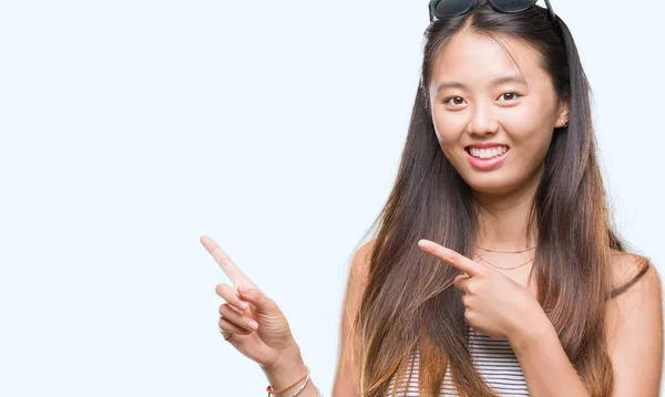 Jonge Aziatische Vrouw Dragen Van Een Zonnebril Geïsoleerde Achtergrond Glimlachen — Stockfoto