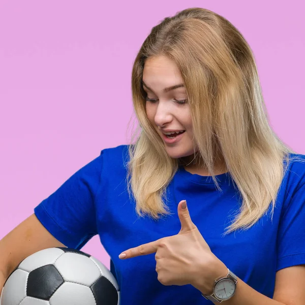 Giovane Donna Caucasica Tenendo Palla Calcio Sfondo Isolato Molto Felice — Foto Stock