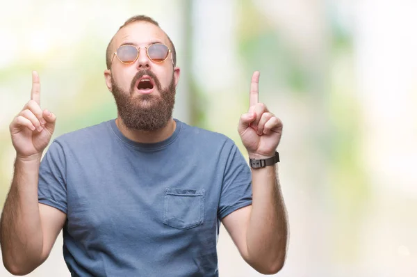 Νέοι Καυκάσιος Hipster Άνθρωπος Φορώντας Γυαλιά Ηλίου Πάνω Από Απομονωμένο — Φωτογραφία Αρχείου