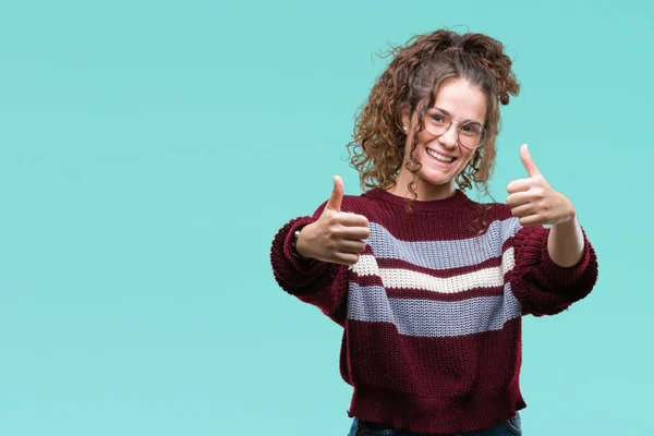 Hermosa Morena Pelo Rizado Joven Con Gafas Sobre Fondo Aislado —  Fotos de Stock