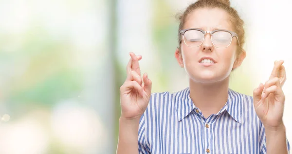 Jonge Blonde Zakenvrouw Glimlachend Kruising Vingers Met Ogen Gesloten Hoop — Stockfoto