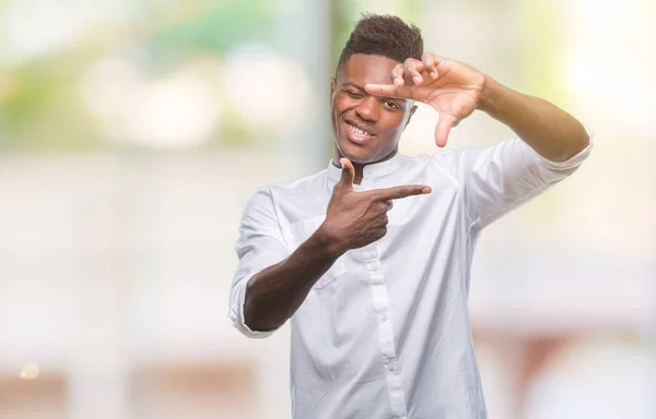 Joven Hombre Afroamericano Sobre Fondo Aislado Sonriendo Haciendo Marco Con — Foto de Stock