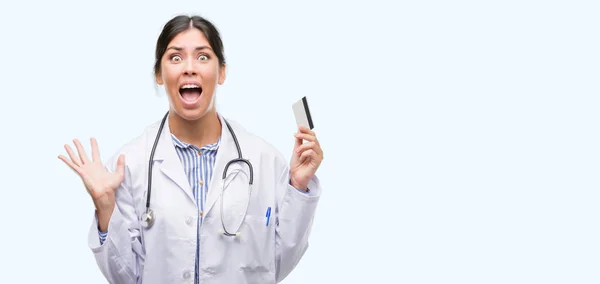 Νέος Ισπανικός Γιατρός Γυναίκα Κρατώντας Πιστωτική Κάρτα Έκφραση Πολύ Χαρούμενος — Φωτογραφία Αρχείου