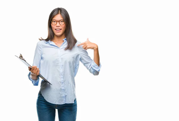 Young Asian Business Woman Isolated Background Holding Clipboard Surprise Face — Stock Photo, Image