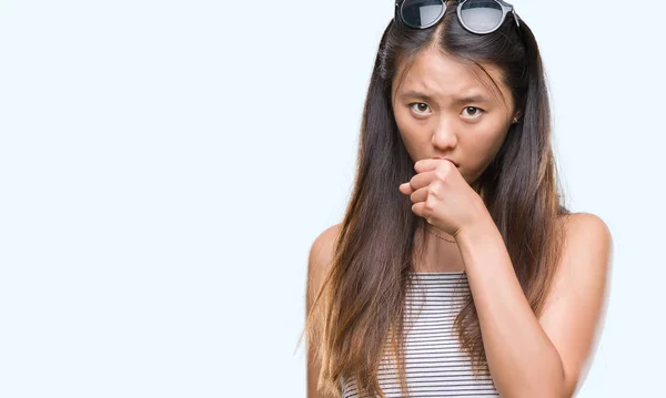 年轻的亚洲妇女戴着太阳镜在孤立的背景下感觉不适和咳嗽为感冒或支气管炎的症状 医疗保健理念 — 图库照片