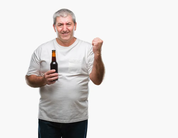 Knappe Senior Man Drinken Bierfles Geïsoleerde Achtergrond Schreeuwen Trots Vieren — Stockfoto