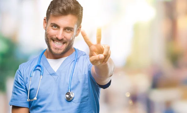Jonge Knappe Dokter Chirurg Man Geïsoleerde Achtergrond Glimlachend Zoek Naar — Stockfoto