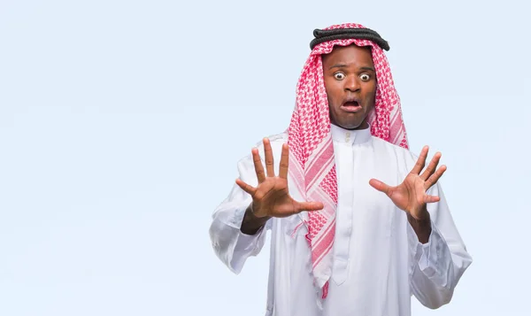 Jeune Homme Arabe Africain Portant Keffiyeh Traditionnelle Sur Fond Isolé — Photo