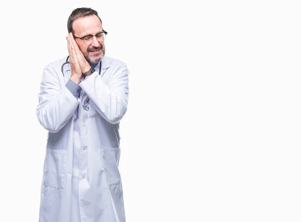 Idade Média Idoso Hoary Médico Homem Vestindo Uniforme Médico Isolado — Fotografia de Stock