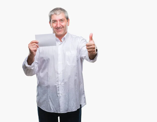Bonito Homem Sênior Segurando Cartão Branco Sobre Fundo Isolado Feliz — Fotografia de Stock