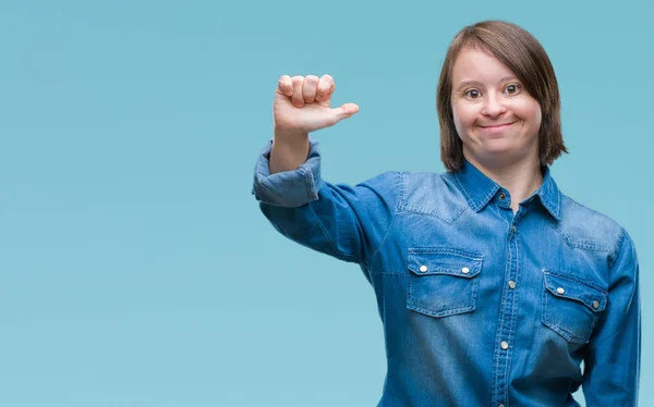 Mladé Dospělé Ženy Downovým Syndromem Izolované Pozadí Zobrazení Směřující Nahoru — Stock fotografie