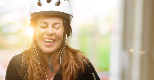 Medelåldern Cyklist Kvinna Använda Hörlurar Självsäker Och Glad Med Ett — Stockfoto