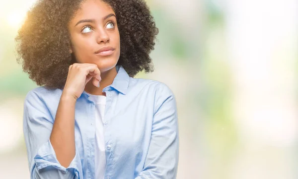 Jonge Afro Amerikaanse Vrouw Geïsoleerde Achtergrond Met Hand Kin Denken — Stockfoto