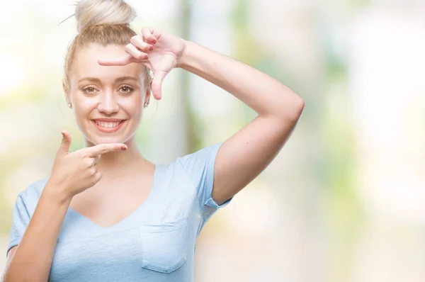 Jonge Blonde Vrouw Geïsoleerde Achtergrond Glimlachend Maken Frame Met Handen — Stockfoto