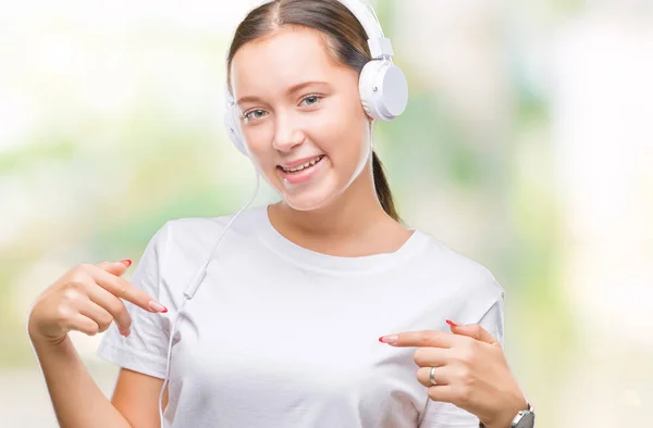 Giovane Donna Caucasica Ascoltare Musica Indossando Cuffie Sfondo Isolato Guardando — Foto Stock