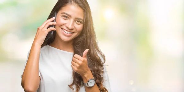 Jonge Mooie Arabische Vrouw Praten Telefoon Geïsoleerde Achtergrond Blij Met — Stockfoto