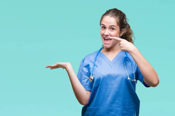 Jonge Brunette Dokter Meisje Verpleegkundige Chirurg Uniform Dragen Geïsoleerde Achtergrond — Stockfoto