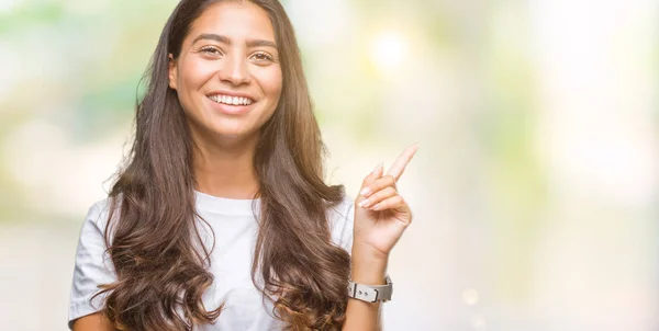 Joven Mujer Árabe Hermosa Sobre Fondo Aislado Con Una Gran —  Fotos de Stock