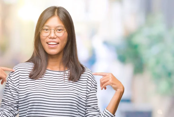 Jovem Mulher Asiática Vestindo Óculos Sobre Fundo Isolado Olhando Confiante — Fotografia de Stock