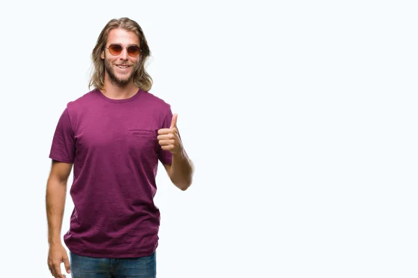 Homem Bonito Jovem Com Cabelos Longos Usando Óculos Sol Sobre — Fotografia de Stock