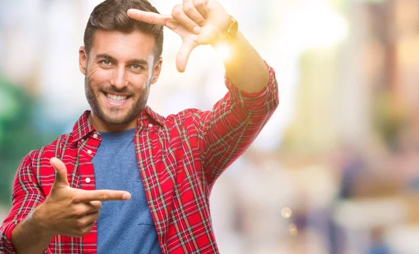 Jovem Homem Bonito Sobre Fundo Isolado Sorrindo Fazendo Quadro Com — Fotografia de Stock