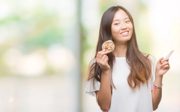 Jeune Femme Asiatique Manger Biscuit Aux Pépites Chocolat Sur Fond — Photo
