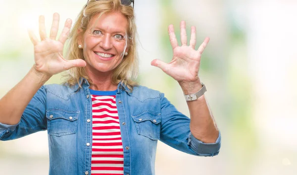 Blonde Vrouw Van Middelbare Leeftijd Geïsoleerde Achtergrond Weergeven Met Vingers — Stockfoto