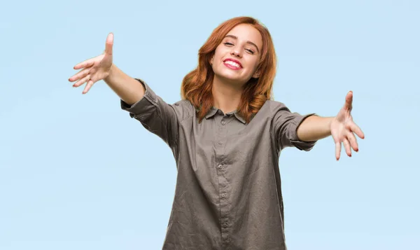 Joven Mujer Hermosa Sobre Fondo Aislado Mirando Cámara Sonriendo Con — Foto de Stock