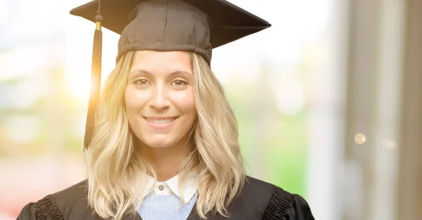 Mujer Joven Graduada Sosteniendo Bandera Publicidad Blanco Buen Cartel Para — Foto de Stock