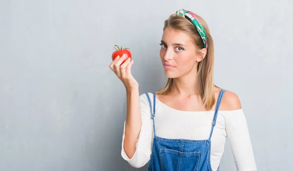 Belle Jeune Femme Sur Mur Gris Grunge Manger Tomate Fraîche — Photo