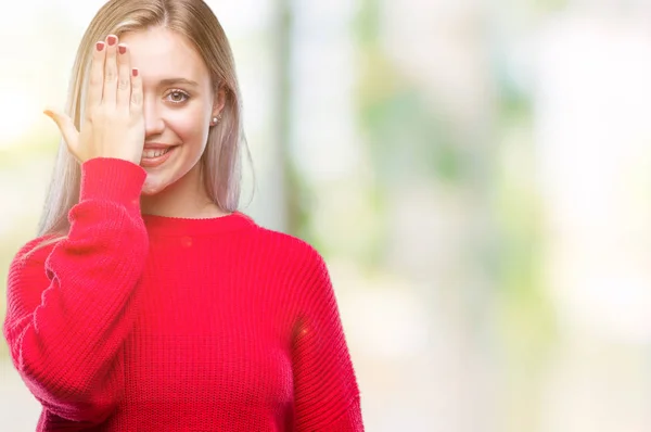 Junge Blonde Frau Trägt Winterpullover Über Isoliertem Hintergrund Und Bedeckt — Stockfoto
