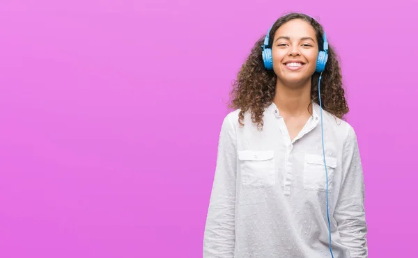 Mulher Hispânica Jovem Usando Fones Ouvido Com Rosto Feliz Sorrindo — Fotografia de Stock