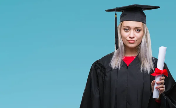 スマートの顔は深刻な思考に自信を持って式に分離の背景上の学位を保持する大学院の制服を着て若いブロンドの女性 — ストック写真