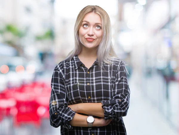 Jonge Blonde Vrouw Geïsoleerde Achtergrond Glimlachend Uitziende Kant Staren Weg — Stockfoto