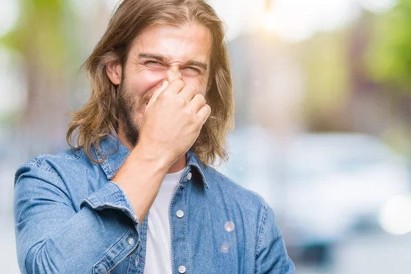 Giovane Bell Uomo Con Capelli Lunghi Sfondo Isolato Che Odora — Foto Stock