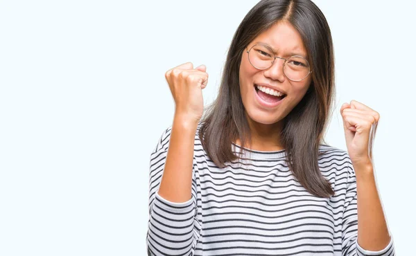 Młoda Kobieta Azjatyckich Okularach Białym Tle Bardzo Szczęśliwy Podekscytowany Robi — Zdjęcie stockowe