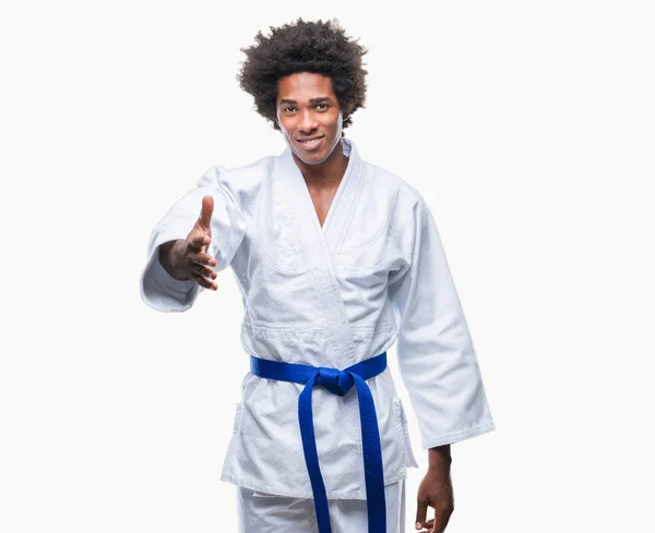 Homem Afro Americano Vestindo Kimono Karatê Sobre Fundo Isolado Sorrindo — Fotografia de Stock