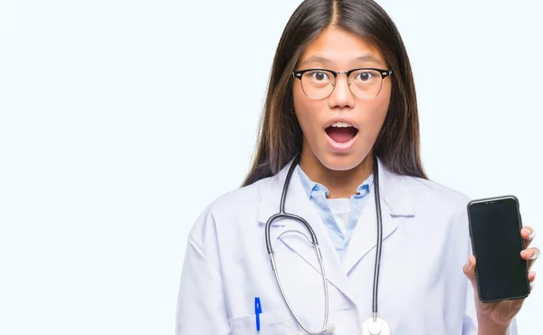 Mladý Lékař Asijské Žena Držící Smartphone Samostatný Pozadí Strach Šoku — Stock fotografie