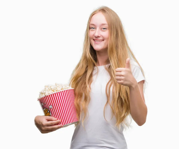 Kobieta Blonde Nastolatek Jedzenia Pop Corn Szczęśliwy Uśmiechem Robi Znak — Zdjęcie stockowe