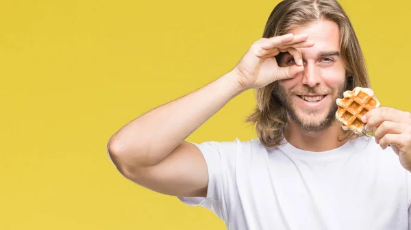 Joven Hombre Guapo Con Pelo Largo Sobre Fondo Aislado Comiendo —  Fotos de Stock