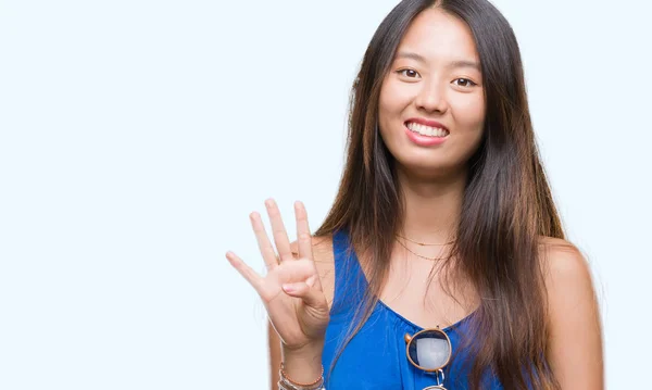年轻的亚洲妇女在孤立的背景显示和指向手指数四 而微笑着自信和快乐 — 图库照片