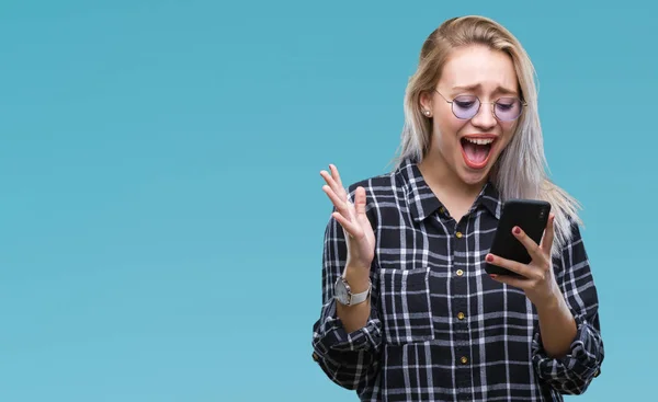 Молодая Блондинка Отправляет Сообщение Помощью Смартфона Изолированном Фоне Счастливый Взволнованный — стоковое фото