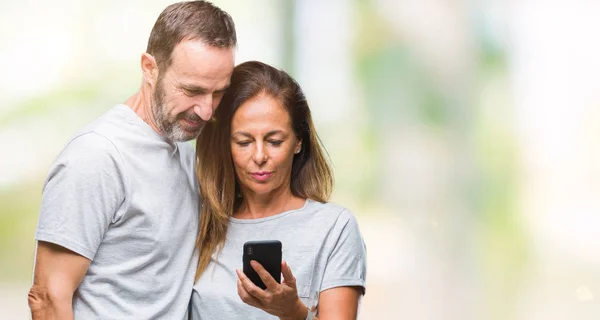 Medelåldern Spansktalande Par Sms Meddelande Smartphone Ver Isolerade Bakgrund Med — Stockfoto